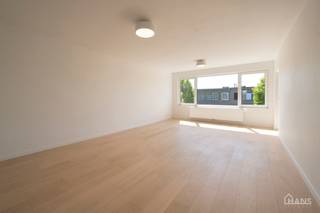 Dit lichtrijke appartement op de tweede verdieping geniet van een uitstekende ligging nabij alle voorzieningen. Het appartement werd recent gerenoveerd en beschikt over een inkomhal met vestiairekast, een apart toilet, een ingerichte badkamer, een gezellige leefruimte en een volledig geïnstalleerde keuken. Verder zijn er twee comfortabele slaapkamers, waarbij één slaapkamer toegang biedt tot het ruime terras over de volledige breedte van het appartement.<br /><br />Met zijn recente renovatie, gunstige EPC-score en praktische indeling vormt dit appartement een ideale investering of aangename woonst.<br /><br />Er bestaat bovendien de mogelijkheid om een garagebox aan te kopen aan € 25.000. De aankoop hiervan is volledig vrijblijvend en niet verplicht.<br /><br />De gemeenschappelijke kosten zijn momenteel nog niet definitief vastgelegd, maar zullen naar verwachting beperkt blijven tot enkel de kosten van de minuterie (verlichting gemeenschappelijke hal) en de blokpolis. Deze worden voorlopig geraamd op ongeveer € 20 per maand.<br /><br />Extra troeven:<br /><br />Recent gerenoveerd appartement;<br />Terras over de volledige breedte;<br />Mogelijkheid tot aankoop garagebox;<br />Lage vermoedelijke gemeenschappelijke kosten;<br />Individuele nutsvoorzieningen;<br />Gunstig EPC;<br />Uitstekende ligging.<br /><br />De beschikbare documenten kan u terugvinden via de downloads op onze website.<br />Voor meer informatie kan u terecht op www.hansvastgoed.com of contact opnemen via info@hansvastgoed.com of +32 3 366 05 30.