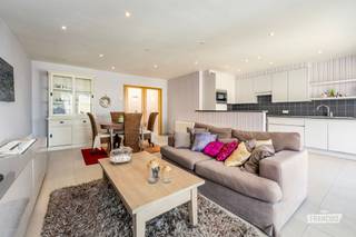 Bent u op zoek naar een ruim appartement met twee slaapkamers en een terras op wandelafstand van het strand en de zee? Dan is dit appartement in de Westlaan te Raversijde zeker het ontdekken waard. Het appartement is gelegen in een kleinschalige residentie zonder lift en biedt een bewoonbare oppervlakte van 87 m².<br /><br />Via de inkomhal bereikt u de ruime woonkamer, waar voldoende plaats is voor zowel een gezellige zithoek als een eetplaats. De open keuken sluit mooi aan op de leefruimte en vormt samen met de woonkamer een aangenaam en praktisch geheel. Vanuit de leefruimte krijgt u toegang tot het terras.<br /><br />Verder beschikt het appartement over twee slaapkamers, een badkamer en een afzonderlijk toilet.<br /><br />Een bijzondere troef is de zeer ruime privatieve buitenberging op het gelijkvloers. Deze biedt voldoende plaats voor fietsen, strandmateriaal en allerhande opslag.<br /><br />Het appartement werd gebouwd in 2004, heeft een EPC-score van 328 kWh/(m² jaar) en de elektrische installatie is conform tot 2029. Daarnaast zijn er geen syndicuskosten.<br /><br />De ligging in het rustige Raversijde vormt een mooie meerwaarde. Het strand en de zee bevinden zich vlakbij en ook het natuurdomein Atlantikwall Raversyde is vlot bereikbaar. Dankzij de nabijheid van de Kusttram geniet u bovendien van een goede verbinding richting het centrum van Oostende en de andere kustgemeenten.<br /><br />