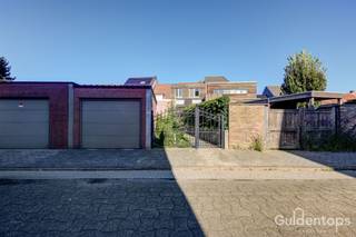<p>Deze te moderniseren woning in de Nieuwstraat te Hove biedt heel wat mogelijkheden voor wie op zoek is naar een eigendom die volledig naar eigen smaak kan worden ingericht en opgefrist.<br />Via de inkomhal kom je in de leefruimtes, bestaande uit een eetplaats en aansluitende woonkamer. Verder bevindt zich op het gelijkvloers een ingerichte keuken, met aansluitend toegang tot de achterliggende ruimtes en de tuin. De badkamer is uitgerust met een douche, wastafel en toilet.<br />Op de verdieping bevinden zich meerdere kamers die als slaapkamer kunnen worden ingericht. De ruime zolder biedt bovendien bijkomende mogelijkheden en kan, mits de nodige aanpassingen en vergunningen, eventueel verder worden benut.<br />Achteraan beschikt de woning over een buitenruimte met een groot houten bijgebouw, ideaal als berging, hobbyruimte of voor het opbergen van fietsen en tuingereedschap.<br />De woning biedt een mooie basis en tal van mogelijkheden voor wie ze verder wil aanpassen en inrichten volgens de eigen smaak en hedendaagse woonwensen.<br />Troeven:<br />•    Gelegen in Hove<br />•    Verschillende leef- en slaapruimtes<br />•    Ruime zolder met potentieel<br />•    Buitenruimte met groot bijgebouw<br />•    Mogelijkheid om volledig naar eigen smaak te renoveren<br />Renovatieverplichting van toepassing.</p>