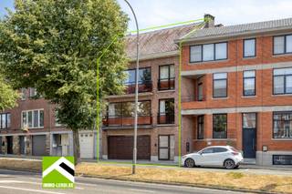 Dit gebouw is gelegen aan de Pliniuswal, prachtige ligging met de Grote Markt op 2 minuutjes stappen.<br />Het gebouw bestaat uit een gelijkvloers en 2 appartementen. IDEAAL INVESTERINGSPAND!<br /><br />INDELING gelijkvloers: <br />x gemeenschappelijke inkomhal met trap naar beide appartementen; <br />x grote gemeenschappelijke bergruimte, met voorzieningen voor wasmachine, CV-installatie en fietsenstalling; <br />x brede sectionaalpoort met grote garage voor zeker 3 auto's; <br />x doorgang naar een gezellig stadskoertje.<br /><br />Verdieping 1:<br />x inkomhal; <br />x woonkamer aan de voorzijde met balkonterras; <br />x naastgelegen keuken; <br />x 2 slaapkamers met toegang tot een groot dakterras aan de achterzijde; <br />x apart toilet; <br />x badkamer met ligbad.<br /><br />Verdieping 2: <br />x inkomhal; <br />x woonkamer aan de voorzijde met balkonterras; <br />x naastgelegen keuken; <br />x 2 slaapkamers; <br />x apart toilet; <br />x badkamer met ligbad.<br />Het appartement op de tweede verdieping is momenteel verhuurd.<br /><br />De appartementen dienen grondig opgefrist te worden.<br /><br />INTERESSE? Maak dan telefonisch een afspraak voor bezichtiging op het nummer 012 23 00 23 of mail uw vragen aan roland@immo-leroi.be.
