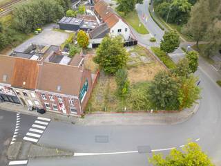 Vlot bereikbare bouwgrond gelegen in het bloeiende Marke. Vlotte ontsluiting mogelijk. Nabij fietspad (doenaertpad - gulden spoorpad) Op wandel -en fietsafstand van scholen (vrije centrum school, damiaanschool, open groene) en winkels (Spar op Pottelberg, Carrefour in de Rekkemsestraat)Benieuw naar meer? Neem nu contact op met dossierverantwoordelijke Matthias Vanneste via 0479 67 68 48 of matthias.vanneste@dewaele.com