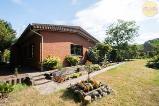 Bent u op zoek naar rust, ruimte en natuur?Deze gelijkvloerse woning op een prachtig perceel van 13a22ca in een groene, landelijke omgeving is een...