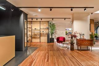 HANDELSPAND VAN 260 M2 TE KOOP OP ZICHT LOCATIE, VLAKBIJ CENTRUM DESSELGEM.INDELING: * inkom met grote open ruime * aparte bureauruimte * toilet *...