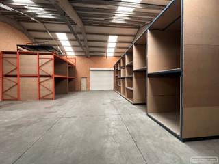 Industriële ruimte te huur in Otegem - 186m²  (15 x 12,3 m)goed geïsoleerd, verwarming aanwezigafmeting poort: 3 x 3,6 m hoogalarmsanitairHuurprijs:...