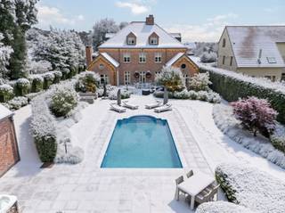 Aan het einde van een doodlopende straat treffen we deze Luxueuze Manoir met oa. 4 slaapkamers, 3 badkamers, verwarmd zwembad en groot bijgebouw...