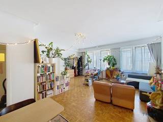 IXELLES - Wijk Châtelain – Dicht bij alle voorzieningen (winkels, openbaar vervoer). Mooie ONGEBOUWDE studio van ±57 m² woonoppervlakte. Bestaat...