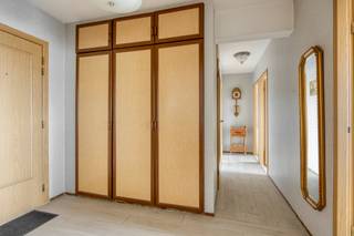 <p>Appartement in Mechelen aan de stadsrand nabij belangrijke invalswegen.</p>
<p> </p>
<p>Dit appartement combineert een gunstige ligging met een sterke energetische score dankzij EPC-label A. Het ruime terras met panoramisch zicht vormt een absolute meerwaarde en biedt een aangename buitenruimte om te ontspannen. De indeling is praktisch en lichtrijk, met alle basiscomfort aanwezig en mogelijkheden om het appartement verder te moderniseren naar eigen smaak. Gelegen in een woonkern nabij winkels en voorzieningen, is dit een interessante opportuniteit voor wie comfortabel wil wonen in Mechelen. Dankzij de vlotte bereikbaarheid geniet je hier van een goede verbinding met het centrum en de omliggende gemeenten.</p>
<p> </p>
<p>Belangrijkste ruimtes:<br />• Woonkamer met aangename lichtinval en directe toegang tot het terras<br />• Keuken uitgerust met dubbele spoelbak, elektrische kookplaat, dampkap en koelkast<br />• 2 slaapkamers met verschillende indelingsmogelijkheden<br />• Badkamer met ligbad en enkele spoelbak<br />• Terras met panoramisch zicht<br />• Inkomhal met parlofoon<br />• Apart toilet<br />• Kelder</p>
<p> </p>
<p>• Garagebox optioneel bij aan te kopen voor €30.000</p>
<p> </p>
<p>Troeven:<br />• EPC-label A voor energiezuinig wonen<br />• Terras met panoramisch zicht<br />• Mogelijkheid om te moderniseren naar eigen smaak</p>