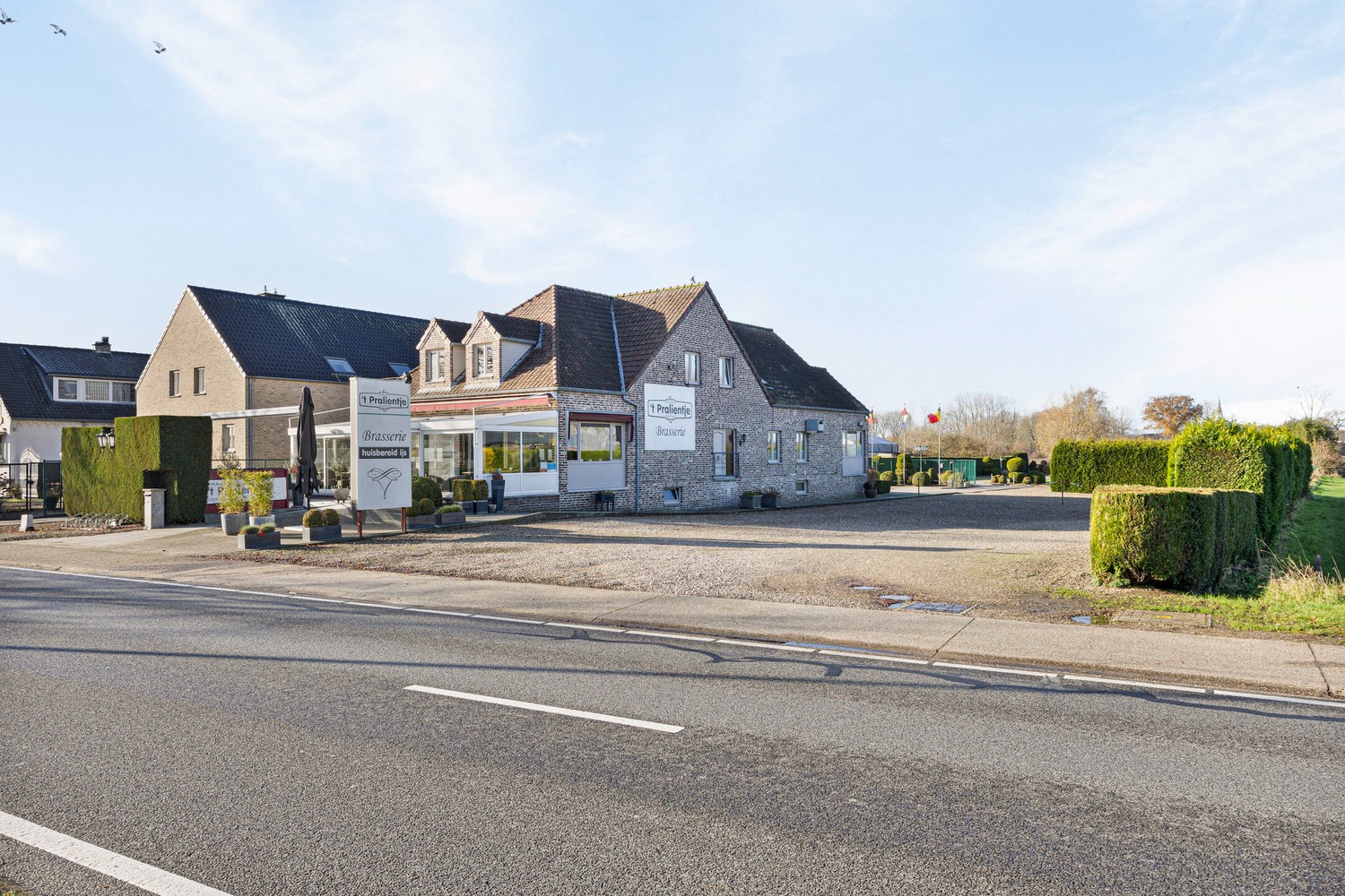 Bedrijfspand met woonst op perceel met commerciële mogelijkheden (ca. 38a) - foto 4