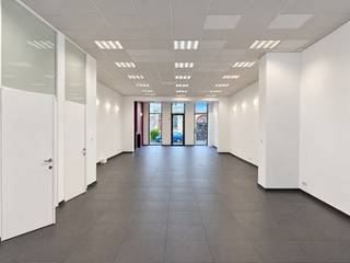 Gent: unieke kans op toplocatie in de Burgstraat (178 m²).<br /><br />Op zoek naar een tijdelijke plek om jouw merk of concept in de kijker te zetten? Deze lichtrijke en ruime handelsruimte van 178 m² in de bruisende Burgstraat in Gent is nu beschikbaar als pop-uplocatie.<br /><br />Met een warme, uitnodigende uitstraling en grote raampartijen is dit de perfecte setting om je winkel, showroom, gallery of tijdelijk concept tot leven te brengen. Dankzij de centrale ligging – vlak bij het Gravensteen en met veel passage – geniet je van maximale zichtbaarheid en bereik.<br /><br />De ruimte beschikt over een kitchenette, toilet, bergruimtes en een gezellig terras – ideaal om klanten te ontvangen in stijl.<br /><br />Ideaal voor merken, ontwerpers of ondernemers die tijdelijk willen opvallen op een A-locatie.<br />Huurprijs: 2000 euro/maand.