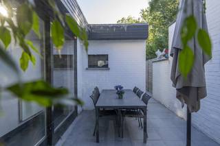 DISPOSITION : Rez-de-chaussée : - espace de vie lumineux avec coin salon- cuisine ouverte entièrement équipée - salle polyvalente pouvant servir...