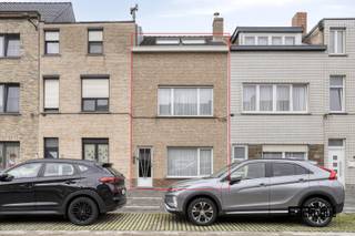 De eigenaar (72 j) verkoopt deze woning met de bedoeling om er zijn hele leven lang te kunnen blijven wonen mits het betalen van een...