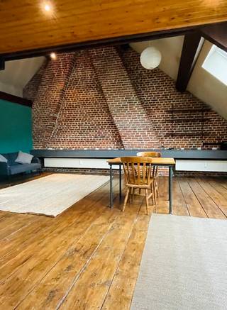 Bent u op zoek naar een charmante en unieke woonplek met karakter? Dit prachtige appartement, gelegen op de derde en bovenste verdieping van een authentieke herenwoning, combineert sfeer en ruimte op een bijzondere manier.<br /><br />De woning straalt authenticiteit uit dankzij de mooie houten vloeren en zichtbare houten balken, die zorgen voor een warm en ruimtelijk gevoel. De lichtrijke leefruimte sluit naadloos aan op een open, geïnstalleerde keuken – ideaal voor wie houdt van gezellig wonen en koken.<br /><br />Verder beschikt het appartement over een badkamer met enkele wastafel en douche, een apart toilet en een ruime bergruimte. De mezzanine biedt een praktische en sfeervolle plek om uw slaapruimte in te richten.<br /><br />Extra opbergruimte is voorzien in de gemeenschappelijke kelder.<br /><br />De ligging is een absolute troef: vlakbij het station van Aalst, op wandelafstand van de Grote Markt en in de nabijheid van diverse openbare parkings. Parkeren kan bovendien eenvoudig via een bewonerskaart.<br /><br />Het appartement is onmiddellijk beschikbaar.<br /><br />Huurprijs: 700 EUR/ maand + 70 EUR/ maand voor verwarming.