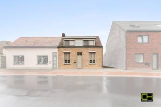 In het pittoreske Lembeke, bekend om zijn gezellige dorpskern en de prachtige Lembeekse bossen, bevindt zich deze woning met heel wat potentieel. Dankzij de centrale ligging geniet je van een vlotte bereikbaarheid naar zowel lokale voorzieningen als de nabijgelegen invalswegen richting Eeklo en Gent. <br /><br />De woning is functioneel ingedeeld met een inkomhal, woonkamer, keuken en badkamer. Op de eerste verdieping zijn er twee slaapkamers aanwezig. Verder beschikt het pand over een kelder, toilet, berging en buitenberging. Achteraan de woning kan je genieten van een terras en een tuin met toegang langs de zijkant. <br /><br />Garage en carport kan afzonderlijk aangekocht worden t.b.v. 15.000,00 euro. <br /><br />Wenst u een bezoek of meer informatie? Contacteer ons via 09 395 05 40 of verkoop@concept-home.be 