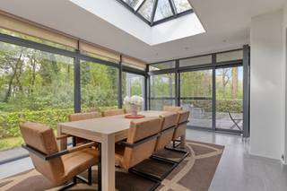 <p>Bij het betreden van deze <strong>charmante villa</strong> wordt u verwelkomd in een ruime inkomhal met gastentoilet. Vanuit de hal wandelt u door naar de lichtrijke leefruimte waar openheid en comfort centraal staan. De volledig geïnstalleerde open keuken is uitgerust met <strong>kwalitatieve toestellen van Miele</strong>, waaronder een inductiekookplaat, twee combi-microgolfovens, koelkast, vriezer, vaatwasser en een Quooker kraan. De eetruimte geniet van een prachtig zicht op de <strong>groene, volledig omheinde tuin</strong> en biedt directe toegang tot het <strong>riante terras van ca. 60 m²</strong>, afgewerkt met een sfeervolle fontein. Op het gelijkvloers bevinden zich verder een ruime slaapkamer, een bureauruimte dat perfect als vierde slaapkamer kan dienen en een verzorgde badkamer met ligbad, douche, lavabo en toilet. De eerste verdieping bevat nog twee volwaardige, lichtrijke slaapkamers en een tweede badkamer voorzien van douche, lavabo en toilet.</p><p>Een absolute meerwaarde is de <strong>volledig onderkelderde verdieping/garage</strong> van maar liefst <strong>220 m²</strong>. Deze biedt <strong>tal van mogelijkheden</strong>, zoals parkeergelegenheid voor maar liefst 5 auto's en beschikt bovendien over een extra badkamer met douche en lavabo, evenals aansluitingen voor wasmachine en droogkast.</p><p>Extra troeven:<br />- Energiezuinig met <strong>EPC-score B</strong> (154 kWh/m²/jaar), <strong>elektriciteit conform</strong>, <strong>asbestveilig</strong><br />- Perceelscore A en gebouwscore A<br />- Niet gelegen in overstromingsgevoelig gebied<br />- Gelegen in woonparkgebied, Gvkr, verdere stedenbouwkundige informatie in aanvraag<br />- Uitgerust met alarmsysteem en videobewaking</p><p><span><span>Nabij school, winkels, autosnelweg, openbaar vervoer, etc. Voor meer info ga naar www.coenenvastgoed.be of bel 03/375.82.92</span></span></p>