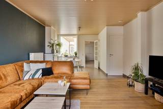 Achter deze mooie gevel schuilt een uitermate verzorgde woning....<br /><br />Via de hal komen we in de leefruimte. Deze is opgesplitst in een eetkamer en een zithoek op parket, wat het extra gezellig maakt. Aansluitend vinden we de mooie vernieuwde keuken. Van hieruit kunnen we naar de veranda die toegang geeft tot de stadstuin. Deze is zuid georiënteerd en beschikt over een ruime berging, die bereikbaar is via een wandelpad achteraan. Ideaal dus voor fietsen of ander materiaal in op te bergen! <br />Het gelijkvloers beschikt verder nog over een technische berging en een apart toilet. <br />De eerste verdieping is voorzien van een slaapkamer, apart toilet en een ruime badkamer met lavabomeubel en bad/douchecombinatie. <br />Via een vaste trap kunnen we naar de magnifieke gerenoveerde zolderverdieping. Dit is de perfecte master bedroom of bureau/hobbyruimte. Deze wordt verwarmd/gekoeld met een nieuwe warmtepomp. <br /><br />CV op gas (hoogrendementsketel). <br />Overal PVC ramen met hoogrendementsglas en rolluiken. <br />Er zijn tevens 8 zonnepanelen geïnstalleerd!<br />Deze woning is uitermate energiezuinig (label B).<br />Beschikbaar vanaf 1 september. <br /><br />Een zeer leuke woning nabij het centrum van Wevelgem!