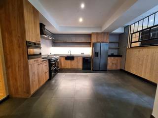 Ontdek dit uitzonderlijke gelijkvloers appartement van maar liefst 248 m², volledig vernieuwd in 2023 en voorzien van een 2 aparte...