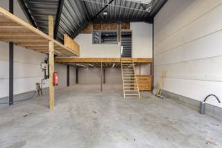 Entrepôt moderne avec espace de bureau à louer à Gand. Cet entrepôt est situé dans un bâtiment récent et offre un espace de stockage pratique avec la...