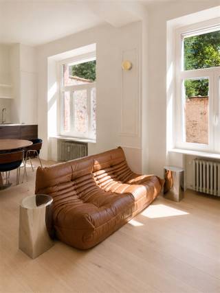 Vous cherchez un appartement prêt à l'emploi avec du caractère et du confort ? Cet appartement de 2 chambres à coucher, récemment rénové et entièrement meublé, situé au 113 Mechelsesteenweg, est exactement ce qu'il vous faut. Grâce à sa situation centrale, les magasins, les restaurants, les transports publics et les principales voies d'accès se trouvent à proximité immédiate.Avantages :- Récemment rénové- Entièrement meublé- Éléments authentiques combinés à des finitions modernes- Hauts plafonds et lumière naturelle abondanteLe hall d'entrée donne accès à un espace de vie spacieux et lumineux, où les hauts plafonds, les moulures élégantes et les finitions de haute qualité attirent immédiatement l'attention. L'espace atmosphérique combine un charme authentique avec un confort de vie contemporain et bénéficie d'une lumière naturelle agréable grâce aux grandes fenêtres. La cuisine design ouverte s'intègre parfaitement à l'espace de vie et est entièrement équipée d'appareils électroménagers de qualité et d'un grand espace de rangement.De plus, l'appartement dispose d'une chambre principale spacieuse et d'une seconde pièce plus petite qui pourrait parfaitement servir de bureau, de dressing ou de chambre d'amis. La salle de bains présente une finition moderne et est équipée de tout le confort contemporain.L'appartement est loué entièrement meublé, ce qui vous permet d'emménager immédiatement sans investissement supplémentaire.Intéressé(e) ?Remplissez vos coordonnées via notre site web afin que le gestionnaire de dossiers de l'agence immobilière Sinjoor puisse vous contacter dans les plus brefs délais.
