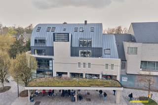 Centraler kan je moeilijk wonen.In  het hartje van Lommel, aan het recent vernieuwde Kerkplein vindt u dit gezellige appartement.Een dubbel uitzicht...