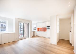 EERSTE BEZOEKMOMENT OP ZATERDAG 11/04/2026 - SCHRIJF U IN VIA ONZE WEBSITE Volledig gerenoveerd appartement met 2 slaapkamers te huur in een...