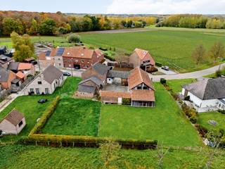 Deze karaktervolle vierkantshoeve, gelegen in het landelijke Vliermaalroot (Hasselt), combineert authentieke charme met een mooie dosis ruimte en potentieel. De woning dateert oorspronkelijk uit 1930 en werd doorheen de jaren zorgvuldig gerenoveerd, met respect voor haar erfgoedwaarde. Zo werden dak en muren van de schuur al volledig gerenoveerd. <br />De woning biedt een bewoonbare oppervlakte van ca. 175 m² (bron EPC), het totale bruikbare volume van de hoeve bedraagt circa 375 m2. Binnenin vinden we drie slaapkamers en een badkamer. De hoeve werd deels voorzien van pvc-ramen met dubbel glas. <br />De ruime tuin, georiënteerd op het oosten en grenzend aan een agrarische zone biedt veel rust en privacy. De aanwezige garage biedt extra comfort en opbergruimte.<br /><br />Met haar authentieke uitstraling, royale perceel en gunstige ligging is deze woning ideaal voor gezinnen die op zoek zijn naar rust, ruimte en karakter. Met enkele energiebesparende ingrepen en een persoonlijke touch kan deze hoeve worden omgevormd tot een prachtige gezinswoning met ziel in hartje Hasselt. Dankzij de ruime oppervlakte is ook wonen en werken zeker een optie!<br /><br />Buitengewone kenmerken:<br />- Authentieke vierkantshoeve<br />- 375m2 bruikbare oppervlakte<br />- Gerenoveerde schuur<br />- Rustige ligging<br />- Goed bereikbaarheid<br />- Zolder om te vormen naar kamers