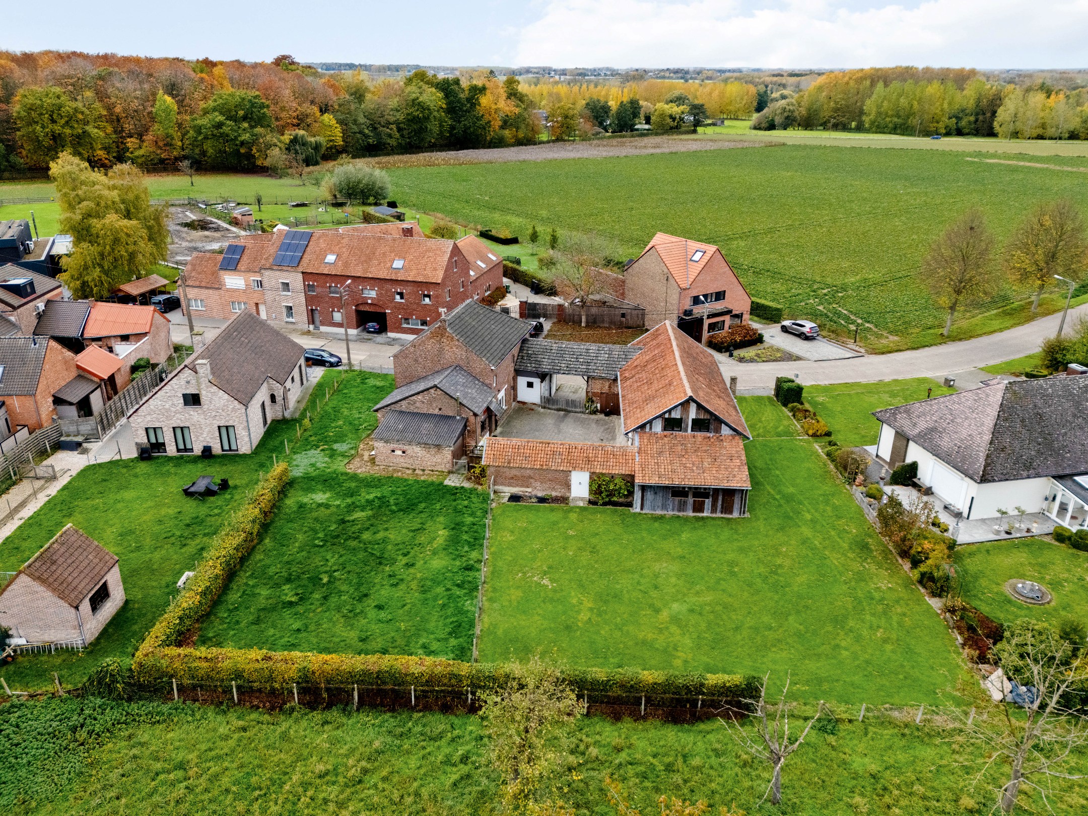 Karaktervolle vierkantshoeve met gerenoveerde schuur op 1243m2 - foto 3