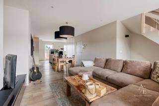 Op een uitstekende ligging in het centrum van Deinze, situeert zich dit bijzonder ruim appartement met een bewoonbare oppervlakte van maar liefst 136m² bvo (125m² nvo). Het gebouw dateert van 2012 en voldoet dus aan de hedendaagse normen.<br /><br />Dit appartement wordt u exclusief aangeboden door Access Estate.<br />Contacteer ons voor meer info of een bezoek via +32 470 06 80 15 of nathan@accessestate.be<br /><br />Het appartement is verdeeld over de 3de en 4de verdieping van de residentie, waardoor u geniet van maximale rust zonder bovenburen. Dankzij de geïnstalleerde traplift is de duplex ook comfortabel toegankelijk voor wie minder goed te been is.<br /><br />De lichtrijke leefruimte van ca. 40 m² sluit aan op een volledig uitgeruste keuken. Verder beschikt het appartement over 2 volwaardige slaapkamers, waarvan één met dressing, een badkamer met inloopdouche en dubbele lavabo, twee afzonderlijke toiletten en tal van praktische ingemaakte kasten.<br /><br />Buiten geniet u van 2 buitenruimtes : een ruim, zuidoost gericht terras en een tweede balkon aan de noordwestzijde. Om oververhitting te vermijden zijn er elektrische screens geïnstalleerd.<br /><br />Extra troeven zijn de ruime private kelderberging (inbegrepen in de vraagprijs), de uitstekende energiescore (EPC-label B - 116 kWh/m²/jaar) en de mogelijkheid tot aankoop van een bovengrondse garagebox voor € 25.000.<br /><br />Het appartement is verhuurd sinds 1/12/2024 voor €950 (+€50 kosten)/maand. Indien u het appartement wenst te kopen voor eigen gebruik dient u rekening te houden met een opzegtermijn van 6 maanden na akte.<br /><br />Een ideale woonst voor wie op zoek is naar ruimte, comfort en een topligging in het centrum van Deinze.<br /><br />Meer informatie: https://accessestate.be/te-koop