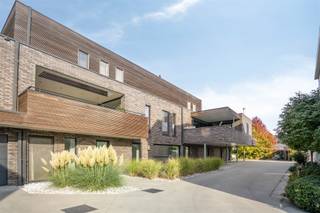 <p><span>Appartement confortable, perle à l'état neuf Vie tranquille sur un domaine privé en ville</span></p><p><span>Vous êtes à la recherche d'un appartement prêt à l'emploi où la tranquillité, le confort et l'emplacement se conjuguent parfaitement ? Cet appartement spacieux de 80 m² est ce qu'il vous faut.</span></p><p><span>Situé dans un domaine privé, vous y vivrez en toute tranquillité au cœur de la ville. Pas de circulation, pas de foule, juste de l'intimité, de la verdure et du confort.</span></p><p><span>En entrant, vous remarquerez immédiatement l'espace et la lumière. L'espace de vie est agréablement spacieux et est en contact direct avec la terrasse accueillante, idéale pour se détendre. Vous trouverez ensuite une cuisine entièrement équipée avec tout ce dont vous avez besoin pour commencer à travailler.</span></p><p><span>L'appartement, situé au premier étage, dispose de deux chambres spacieuses, d'une salle de bains moderne, de toilettes séparées et d'un espace de rangement pratique. L'appartement est accompagné d'un grand garage pouvant accueillir une voiture et d'un autre grand espace pour d'autres options de stockage. </span></p><p><span>Les avantages en un coup d'œil :</span></p><ul><li><span>80 m² de surface totale</span></li><li><span>Rez-de-chaussée et sans obstacle</span></li><li><span>2 chambres à coucher</span></li><li><span>Salon confortable avec terrasse attenante</span></li><li><span>Cuisine entièrement équipée</span></li><li><span>Salle de bains et toilettes séparées</span></li><li><span>Label énergétique favorable : chauffage par le sol, ventilation</span></li><li><span>Prêt à emménager et parfaitement entretenu</span></li></ul><p><span>En résumé, cet appartement offre tout ce qu'il faut pour ceux qui souhaitent vivre dans le confort, la sécurité et la tranquillité, tout en ayant la ville à portée de main. C'est une opportunité à ne pas manquer.</span></p><p><span>Venez la découvrir par vous-même. Planifiez votre visite rapidement !</span></p><p><span> </span></p>