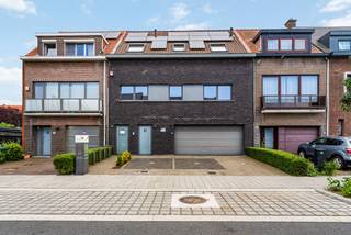Maison multifonctionnelle avec espace professionnel et double garage.<br /><br />Cette propriété exceptionnellement polyvalente, située dans une rue très calme, est idéale pour ceux qui souhaitent combiner vie et travail de manière confortable. La propriété a été aménagée avec un grand espace professionnel au rez-de-chaussée, un double garage intégré et une véritable résidence privée au premier et au deuxième étage.<br /><br />Grâce aux accès séparés pour le professionnel et le privé, aux grands volumes de vie et au jardin agréable à l'arrière, cette propriété offre de nombreuses possibilités pour les professions libérales, les activités médicales ou paramédicales, les fonctions de bureau ou une combinaison de vie et de travail.<br /><br />Rez-de-chaussée:<br />Le rez-de-chaussée est en grande partie aménagé en tant qu'ancien cabinet dentaire et dispose d'une entrée privée sur la rue. L'aménagement comprend notamment une salle d'attente, une zone d'accueil, 2 cabinets/espace professionnel, des zones de travail et de lavage, des installations sanitaires et des armoires encastrées.<br /><br />Les espaces sont lumineux, soignés et fonctionnellement aménagés, avec de grandes baies vitrées à l'arrière donnant sur le jardin. Parfait pour une nouvelle utilisation professionnelle telle qu'un bureau, un cabinet, un atelier ou un espace de vie supplémentaire.<br /><br />En outre, au rez-de-chaussée se trouve un grand double garage intégré avec porte automatique, équipements techniques et espace de rangement supplémentaire. Il y a également un espace de stationnement supplémentaire pour la maison.<br /><br />Premier étage:<br />Le premier étage est le cœur de la résidence privée. On y trouve un espace de vie particulièrement spacieux et lumineux avec coin salon, salle à manger et cuisine ouverte. De grandes baies vitrées sur toute la largeur à l'arrière apportent une agréable luminosité et donnent un accès direct à la large terrasse.<br /><br />Cette terrasse bénéficie d'une intimité totale grâce à la clôture verte à l'arrière du jardin. De plus, elle est équipée d'un immense auvent solaire sur toute la terrasse et de voiles coupe-vent escamotables de chaque côté, ce qui fait de la terrasse un espace extérieur particulièrement agréable et abrité.<br /><br />La cuisine ouverte s'intègre parfaitement à l'espace de vie et dispose d'un grand plan de travail, d'une zone de cuisson, d'appareils encastrés et de nombreux rangements. La combinaison des grandes baies vitrées et de la verrière donne également à la cuisine une agréable sensation d'espace. On trouve également le débarras/buanderie pratique à côté.<br /><br />À ce niveau, il y a également un espace bureau séparé à l'avant, idéal comme espace de travail à domicile ou salle d'étude. En outre, il y a une véritable suite parentale avec une chambre spacieuse, un dressing attenant et une salle de bains soignée avec double vasque, baignoire et douche à l'italienne.<br /><br />Deuxième étage:<br />Le deuxième étage comprend quatre chambres confortables. Les chambres bénéficient d'une agréable luminosité grâce aux fenêtres de toit équipées de volets roulants automatiques et de moustiquaires.<br /><br />De plus, à cet étage, il y a une deuxième salle de bains avec double vasque et douche. On y trouve également un accès par un escalier escamotable au spacieux grenier.<br /><br />Espace extérieur:<br />À l'arrière, la maison dispose d'un jardin de ville étonnamment verdoyant et privé. La grande terrasse au premier étage est reliée au jardin par un escalier extérieur.<br /><br />Points forts:<br />- Polyvalent, combinaison de vie et de travail<br />- Ancien cabinet dentaire au rez-de-chaussée<br />- Accès séparé pour le professionnel et le privé<br />- Panneaux solaires installés<br />- Intéressant pour les professions libérales, les cabinets, les bureaux ou les logements intergénérationnels ou de soins<br />- Emplacement central et calme à proximité des commerces, des é