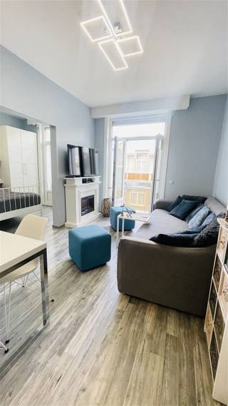 <p><span>Welkom in dit gezellige en modern ingerichte appartement in het hart van Blankenberge. Dit fijne woonruimte van 38m² biedt het perfecte evenwicht tussen comfort en efficiëntie, ideaal voor wie op zoek is naar een compact maar volwaardig thuis.</span></p><p><span> </span></p><p><span>Het appartement beschikt over één slaapkamer met veel natuurlijk licht en een goed ingerichte badkamer. De open living-keuken is voorzien van moderne inbouwapparatuur en smaakvol houten accenten, perfect voor het bereiden van maaltijden en gezellige momenten.</span></p><p><span> </span></p><p><span>De woonkamer ademt rust en ruimtelijkheid uit dankzij het doordachte ontwerp met houten vloeren die het hele appartement doortrekken. Moderne LED-verlichting zorgt voor een aangename sfeer, terwijl de blauwtinten en neutrale kleuren een ontspannen ambitie creëren. Het zitgedeelte met comfortabele zitbank biedt een ideale plek om bij te komen na een drukke dag.</span></p><p><span> </span></p><p><span>Het appartement is voorzien van een terras, wat zorgt voor extra licht en frisse lucht. De indeling is smart opgebouwd om maximaal gebruik te maken van de beschikbare ruimte zonder ergens op in te boeten.</span></p><p><span> </span></p><p><span>Deze woning is perfect voor starters, koppels of als investeringsobject. De ligging in Blankenberge geeft u directe toegang tot het strand, gezellige restaurants en alle voorzieningen. Een ideale keuze voor wie droomt van een aangename kustlevensstijl in een betaalbare en onderhoudsvriendelijke verpakking.</span></p><p><span>Meer info 050 415550</span></p>
