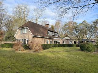 Deze ruime villa op een perceel van +/- 3.000m² is groen en rustig gelegen in het residentiële Schotenhof. De woning is instapklaar en ingedeeld...