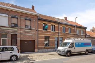 Op een aangename locatie in Hoboken, aan de Draaiboomstraat 76, bevindt zich deze verzorgde en doorheen de jaren vernieuwde eengezinswoning met drie slaapkamers en een ruime tuin. De ligging is bijzonder praktisch, met winkels en dagelijkse voorzieningen in de nabije omgeving. Ook het groene karakter van Hoboken vormt een mooie troef. Het Sorghvliedtpark, het stadspark van Hoboken met uitgestrekte grasvelden, wandelpaden en vijvers, bevindt zich in de omgeving. Daarnaast zijn ook andere groenzones en de Hobokense Polder vlot bereikbaar voor wie graag wandelt, fietst of ontspant in de natuur. <br /><br />We betreden de woning via de inkomhal, voorzien van een praktische vestiaire en een vaste trap naar de verdiepingen. Aansluitend bevindt zich de gezellige leefruimte met voldoende plaats voor zowel een zit- als eethoek. De volledig geïnstalleerde keuken beschikt over een vaatwasmachine, koelkast, kookplaat, wastafel met kraan en voldoende opberg- en werkruimte. Bovendien is er plaats voor een ontbijttafel, wat de keuken tot een aangename en functionele leefruimte maakt. Achteraan de woning bevindt zich de badkamer, ingericht met een douche, toilet en badkamermeubel. Hier werd eveneens de condensatieketel en de aansluitingen van de wasmachine ondergebracht. De badkamer dient nog afgewerkt te worden waaronder het plaatsen van het plafond. Vanuit het gelijkvloers krijgt u toegang tot de ruime tuin met aangelegd terras en tuinhuis. Dankzij de mooie buitenruimte is er volop plaats om te ontspannen, te spelen of gezellig te tafelen tijdens de warmere maanden.<br /><br />Op de eerste verdieping bevinden zich twee ruime slaapkamers en een afzonderlijk toilet. De zolderverdieping werd eveneens optimaal benut en biedt nog een derde slaapkamer.<br /><br />Ook op technisch vlak heeft deze woning heel wat te bieden. De leidingen voor sanitair en verwarming werden aangepakt. De elektrische installatie is conform het AREI, zowel het hoofddak als het platte dak werden geïsoleerd en alle ramen zijn voorzien van dubbele beglazing.<br /><br />Een verzorgde gezinswoning met drie slaapkamers, een ruime tuin en belangrijke technische renovaties op een aangename locatie in Hoboken.