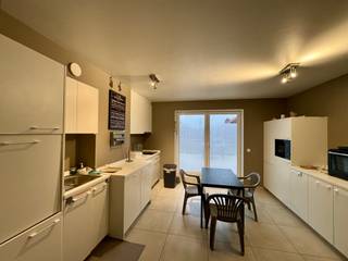 Gelegen in een commerciële omgeving en vlakbij het openbaar vervoer, stellen wij u dit recent en lichtrijk duplex-appartement voor. Een ideale...