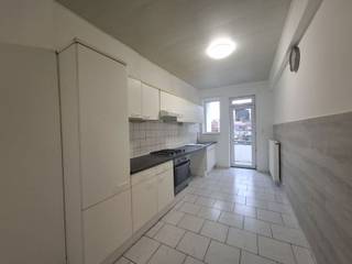 In de Simonsstraat 30 bevindt zich dit ruime en lichtrijke appartement van 107 m². Het appartement beschikt over drie volwaardige slaapkamers,...