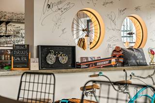 Te koop: vergund fietshotel en/of ideale B&B. Unieke investeringskans! Dit volledig vergunde fietshotel/B&B is ideaal gelegen en perfect...