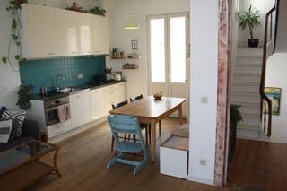 Lichtrijke woning op toplocatie.<br /><br />In hartje Borgerhout vlakbij van het bruisende Krugerplein vind je deze charmante bel-étagewoning.<br /><br />Je stapt binnen via een ruime, lichtrijke charmante inkomhal. De prachtige Portugese tegels zijn nieuw maar zorgen voor authenticiteit.<br /><br />Op de benedenverdieping tref je de eerste ruimte aan, te gebruiken als slaapkamer of als bureau, ideaal voor wie thuis werkt of een eigen rusthoekje zoekt, en achteraan een handig toilet.<br /><br />Op de de eerste verdieping bevindt zich de lichte, open woonruimte met hoge plafond en een nieuwe eikenparket dat de ruimte een warme uitstraling geeft. Een praktische kleine keuken en een gezellig terrasje maken het compleet. Klein, maar o zo gezellig.<br /><br />Op de tweede verdieping wacht je een badkamer om verliefd op te worden: een douche omringd door Parijse tegels, veel licht en kleur, een dagelijkse dosis joie de vivre. De bovenste slaapkamer is ruim en biedt het mooiste einde van de dag: vanuit je raam zie je de zon langzaam ondergaan.<br /><br />De woning beschikt ook over een garage, een luxe in deze bruisende stadswijk.<br />En de buurt? Borgerhout op zijn best! Ontspanning op het Krugerplein en in Bar Leon, cultuur in De Roma en Trix, en op wandelafstand van het heerlijke Rivierenhof.<br /><br />Het huisje werd volledig gerenoveerd in 2014, en wacht nu op een nieuwe eigenaar voor het volgende hoofdstuk..<br /><br />Info of bezoekje ? Contacteer Dennis : dennisdellaert@skynet.be<br />Kijkdagen: vr 26/06, za 27/06, zo 28/06, vr 03/07, za 04/07. Geef een seintje als een van deze data je niet past.<br />