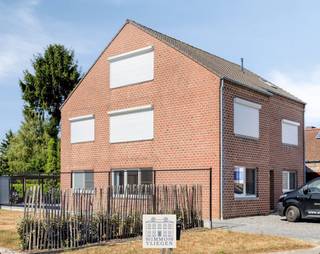 In een rustige straat in Boorsem vindt u dit verzorgd gelijkvloers appartement. Een ideale woonst voor wie op zoek is naar comfort, een ruime buitenruimte en het gemak van gelijkvloers wonen.<br /><br />Via de gemeenschappelijke inkomhal komt u aan de private inkomdeur van het appartement. De private inkomhal beschikt over een vestiaire en geeft toegang tot de verschillende ruimtes in het appartement.<br /><br />Het appartement beschikt over een lichtrijke woonkamer. De open keuken sluit mooi aan op de woonkamer en is modern ingericht met alle toestellen die u in het dagelijkse leven nodig heeft.<br /><br />Naast de keuken bevindt zich een praktische berging met de aansluitingen voor een wasmachine en extra opbergruimte. Via deze berging heeft u ook rechtstreeks toegang tot de achterzijde van het appartement en de tuin.<br /><br />Verder zijn er twee slaapkamers en een verzorgde badkamer, uitgerust met een inloopdouche, wastafel en toilet.<br /><br />Een extra troef van deze eigendom is ongetwijfeld de ruime privatieve tuin. Aan de achterkant van het gebouw bevinden zich bovendien een autostandplaats en een afgesloten garagebox, die bij het appartement horen. <br /><br />Hoewel de woongelegenheid deel uitmaakt van een kleinschalig appartementsgebouw, geniet u hier van een woongevoel dat sterk aanleunt bij dat van een aparte woning. Dankzij de ligging op het gelijkvloers, het beperkte aantal van slechts twee andere appartementen in het gebouw en de directe toegang tot de ruime privatieve tuin.Ook een basisschool bevindt zich in de nabije omgeving.<br /><br />Ook op technisch vlak zit u hier goed. Het appartement verkeert in een goede staat van onderhoud en is instapklaar. Daarnaast beschikt het over een gunstig EPC-label C, is de elektrische installatie conform en is er geen asbest aanwezig.<br /><br />Bent u op zoek naar een instapklaar appartement dat het comfort van een appartement combineert met het woongevoel van een eigen woning? Dan is dit appartement zeker een bezoek waard.<br /><br />Heeft u interesse? Contacteer Anne-Sophie Vliegen via +32 468 54 17 19 of info@immovliegen.be voor meer informatie of een bezichtiging.