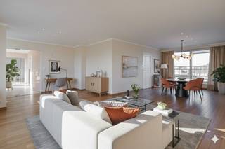 Dreaming of a spacious penthouse in the heart of the city of Roeselare? Then this is your chance! This beautiful duplex roof apartment (built in...