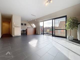 <p>Instapklaar appartement (bwj. 2002) in de nabijheid van allerlei faciliteiten vervoer bestaande uit een inkomhal met afzonderlijk toilet en ingemaakte kast, lichtrijke leefruimte met eet-en zithoek, volledig uitgeruste keuken, zuidwest gericht terras, slaapkamer met ensuite de badkamer (douche, lavabomeubel + aansluiting wasmachine) en een garage die aangekocht kan worden aan 25.000€.</p>
<p>Extra troeven:</p>
<ul>
<li>Energiezuinig (Label-A)</li>
<li>Lift aanwezig</li>
<li>Ruime private kelderberging</li>
<li>Garage met elektriciteit (25.000€)</li>
<li>Op wandelafstand van scholen, winkels en openbaar vervoer</li>
<li>Instapklaar</li>
</ul>
<p></p>
<p>Dit appartement is te koop ZONDER makelaar via het concept van Smart Houses! Wenst u verdere inlichtingen of bezoek? Contacteer rechtstreeks de eigenaar via 0476/42.76.52</p>