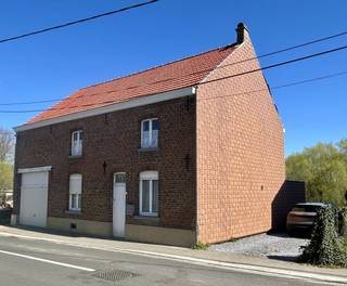 Deze uitzonderlijk ruime, volledig te renoveren authentieke woning bevindt zich op een zeer groot en breed perceel met enorm veel mogelijkheden...