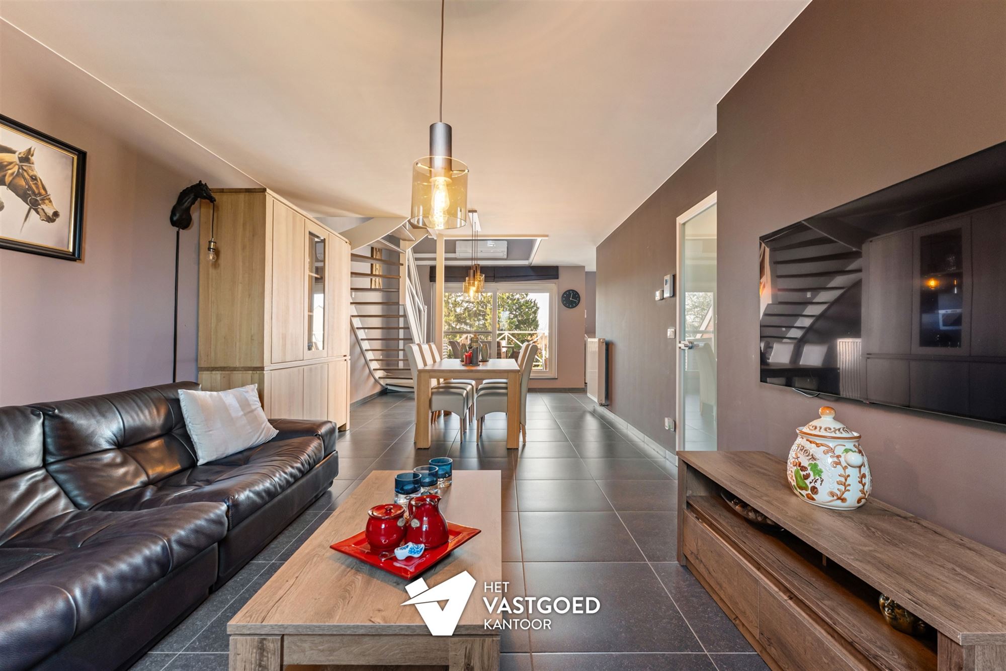 ZEER RUIM DUPLEX APPARTEMENT (158M²) MET 3 SLAAPKAMERS EN ONDERGRONDSE STAANPLAATS MET BERGING TE TESSENDERLO - foto 3