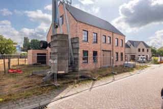 Casco <strong>nieuwbouwwoning</strong> met <strong>3-4 slpk.</strong> op ca. 529m² te <strong>Loenhout</strong><br /><br /><span><strong>INDELING</strong></span><br /><span>Gelijkvloerse verdieping:</span><br />- Inkomhal met gastentoilet<br />- Open leefruimte<br />- Berging<br />- Fiets- en tuinberging<br /><br /><span>Eerste verdieping:</span><br />- 3 slaapkamers<br />- Badkamer<br /><br /><span>Tweede verdieping: </span><br />- Polyvalente ruimte bereikbaar met een vaste trap<br /><br /><span><strong>BIJZONDERHEDEN</strong></span><br />- Deze woning wordt casco opgeleverd, afwerking naar eigen wens<br />- 12% registratierechten op het grondaandeel, 21% btw op de constructie