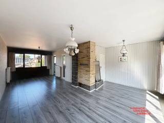 Deze ruime bel-etage woning, gebouwd in 1961, is gelegen op een gewilde locatie in Assebroek, nabij winkels en scholen in Sint-Kruis. Met een bewoonbare oppervlakte van 154 m² en een perceel van 201 m² biedt deze woning volop comfort en ruimte voor een gezin. De woning beschikt over een grote living van 35 m² en een afzonderlijke keuken met toegang tot een terras.<br /><br />De woning telt drie slaapkamers en een op te frissen badkamer. Verder is er een zolder aanwezig die extra bergruimte biedt. Het dak is geïsoleerd en de verwarming gebeurt via een moderne condensatieketel op gas, wat zorgt voor een energiezuinige leefruimte.<br /><br />De grote, diepe tuin is west gericht en geniet van veel zonlicht, waardoor het een fijne plek is om te ontspannen. Daarnaast beschikt het pand over een ruime inpandige garage en een extra garage achteraan, geschikt voor een tweede auto of als opslagruimte. <br /><br />De gunstige ligging en goede  epc score ( label C ) zal u ongetwijfeld bekoren.<br /><br />Voor bezoek : bel 050/333976 -0476/270379 (buiten kantooruren )