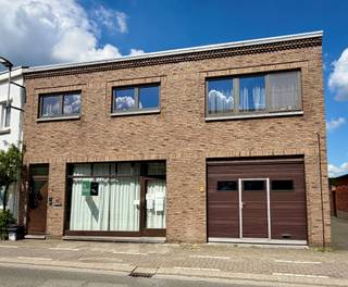 Aan de stadsrand gelegen magazijn/werkplaats. Magazijn (70m²) met doorrit-stockageruimte (34m²) met hoge elektrische inrijpoort. 1 toilet...