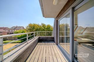Ontdek ook de andere mogelijkheden in Residentie Duinbos<br /><br />Naast dit appartement zijn er binnen Residentie Duinbos nog verschillende andere appartementstypes beschikbaar, elk met hun eigen indeling, oppervlakte en troeven. Tijdens een bezoek geven wij u graag een overzicht van de verschillende mogelijkheden, zodat u het appartement kunt kiezen dat het best aansluit bij uw wensen.<br /><br />Zeer verzorgd duplex appartement met een bewoonbare oppervlakte van 73 m². Dankzij de praktische indeling, de aangename buitenruimtes en de rustige ligging vormt dit appartement een uitstekende keuze voor zowel eigen bewoning, een tweede verblijf aan zee als een interessante investering.<br /><br />De inkom geeft toegang tot een lichtrijke leefruimte met open keuken, waar de vele raampartijen zorgen voor een aangenaam ruimtegevoel en een optimale lichtinval. Vanuit de leefruimte bereikt u het prachtige terras, waardoor binnen en buiten naadloos in elkaar overlopen en u op elk moment van de dag van de zon of de rust kunt genieten.<br /><br />Verder beschikt het appartement over twee mooie slaapkamers , een verzorgde badkamer en een afzonderlijke berging die extra opbergruimte biedt voor alledaagse spullen.<br /><br />Residentie Duinbos geniet van een bijzonder gegeerde ligging in De Haan. Het strand bevindt zich op wandelafstand en ook de duinen, het groen en de Royal Ostend Golf Club liggen vlakbij. Bovendien bereikt u winkels, restaurants en openbaar vervoer in slechts enkele minuten, waardoor u geniet van een rustige woonomgeving zonder in te boeten aan bereikbaarheid.<br /><br />Bent u op zoek naar een comfortabele woning, een tweede verblijf aan zee of een interessante investering? Neem dan vrijblijvend contact op met Victor via victor@immofrancois.be of telefonisch op +32 470 64 60 28 voor meer informatie.<br /><br />