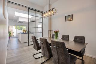 <strong>Volledig gerenoveerde woning van kop tot teen, gunstig gelegen nabij het station, met o.a. een bewoonbare oppervlakte van 175 m², 3 slaapkamers en een zuidgericht tuintje. EPC-label B.</strong><br /><br />Het gelijkvloers bestaat uit een inkomhal, een apart toilet en een lichtrijke woonkamer met open keuken.<br /><br />Op de eerste verdieping bevinden zich een nachthal, een ruime slaapkamer en een badkamer.<br /><br />De tweede verdieping (zolder) omvat een nachthal en twee slaapkamers.<br /><br />Verder beschikt de woning over een droge kelder.<br /><br />Achteraan bevindt zich een zuidgericht tuintje met terras. Het perceel is langs achter toegankelijk via de Grijpenwegstraat.<br /><br />De woning geniet van een uitstekende bereikbaarheid, met een vlotte verbinding naar het station, de E40, winkels, openbaar vervoer en scholen.<br /><br />Interesse? Mail naar laurens@immogve.be of bel naar 0496 07 89 48.