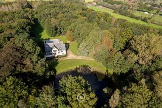 Op een uitgestrekt domein van 10 hectare, omsloten door een oude dreef en groene zones, bevindt zich een karaktervol landgoed met tal...