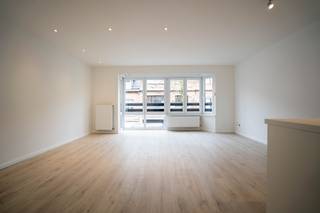 Modern gerenoveerd appartement op de 1e verdieping (geen lift) van een kleinschalig gebouw.Het gebouw is gelegen in dé winkelstraat van Zwijndrecht...