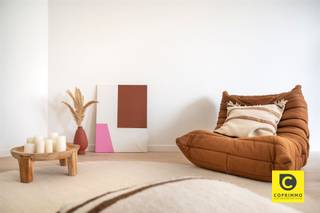<p><span>Stijlvol gerenoveerd 2-slaapkamerappartement met zonnig terras te Berchem - Harmonie</span></p><p><span>Ontdek dit prachtig gerenoveerde appartement van 95 m² met een ruim terras van 10 m² aan de achterzijde, gelegen in een goed onderhouden gebouw in Berchem. Dankzij de doordachte renovatie met kwalitatieve materialen, overvloedige lichtinval en een energiezuinig EPC-label B, biedt dit appartement een perfect evenwicht tussen comfort, stijl en duurzaamheid.</span></p><p><span> </span></p><p><span>Berchem behoort al jaren tot de meest geliefde woonwijken van Antwerpen en dat is geen toeval. De buurt rond Harmonie combineert hippe horecazaken en lokale winkels met groene ruimtes zoals het nabijgelegen Albertpark. Dankzij de vlotte verbindingen ben je in enkele minuten zowel op de Antwerpse Ring als in het stadscentrum. Openbaar vervoer, scholen en andere voorzieningen bevinden zich op wandelafstand, wat deze locatie bijzonder aantrekkelijk maakt voor wie stedelijk wil wonen zonder in te boeten aan rust en bereikbaarheid.</span></p><p><span> </span></p><p><span>Indeling</span></p><p><span>Bij binnenkomst betreed je een aangename inkomhal met veiligheidsdeur, die meteen de toon zet voor de rest van het appartement: een combinatie van kwaliteitsvolle afwerking en functionele indeling. De ruime leefruimte geniet de hele voormiddag van zonlicht dankzij de grote raampartijen die doorlopen tot op de vloer  wat zorgt voor een heerlijk open en luchtig gevoel. In de lente en zomer valt het zonlicht prachtig binnen in de living en keuken, wat deze ruimte nog aangenamer maakt.</span></p><p><span>De open keuken is een echte blikvanger, uitgevoerd in hoogwaardige materialen met keramisch werkblad, inductiekookplaat, vaatwasser, ijskast, combi-oven en kwaliteitsvolle kasten met 10 jaar garantie. De keukentoestellen genieten nog 5 jaar garantie, wat de degelijkheid van deze renovatie extra onderstreept.</span></p><p><span> </span></p><p><span>Verder zijn er twee ruime slaapkamers met veel lichtinval en een aparte berging met aansluiting voor wasmachine en droogkast. De badkamer sluit perfect aan bij de natuurlijke elegantie van het interieur, met een stijlvolle tegelvloer die harmonieus aansluit op de geoliede parketvloer in natuurlijke eik die naadloos doorloopt doorheen het volledige appartement.</span></p><p><span>Vanuit de slaapkamers heb je toegang tot het zonnige terras van ca. 10 m² aan de achterzijde, waar je geniet van veel privacy en een rustig uitzicht  een ideale plek om te ontspannen na een drukke dag.</span></p><p><span> </span></p><p><span>Extra troeven</span></p><p><span>- Bewoonbare oppervlakte: 95 m² + 10 m² terras</span></p><p><span>- Energiezuinig EPC-label B</span></p><p><span>- Kelderberging inbegrepen</span></p><p><span>- Veiligheidsdeur en akoestische beglazing</span></p><p><span>- High-end ledverlichting met 5 jaar garantie inbegrepen</span></p><p><span>- Volledige renovatie uitgevoerd door Belgische aannemer</span></p><p><span>- Privé verwarmings- en waterverbruik inbegrepen in de gemeenschappelijke kosten.</span></p><p><span>- Elektriciteit conform AREI en asbestvrij</span></p><p><span> </span></p><p><span>Dit appartement biedt alles wat je mag verwachten van een moderne, energiezuinige woning: kwalitatieve afwerking, overvloedig daglicht, een rustige ligging en praktische voorzieningen zoals een kelder en fietsenstalling. Een ideale keuze voor wie op zoek is naar instapklaar comfort in het hart van Berchem.</span></p><p><span> </span></p>