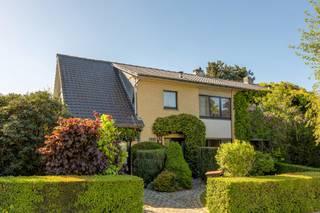 Solide maison 3 façades avec beaucoup de potentiel dans un quartier calme à Grimbergen, construite en 1973 sur un terrain de 4a80ca orienté ouest...